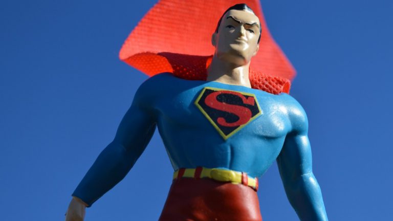 Popularność oraz fascynacja postacią Supermana – kolorowanka, komiksy i akcesoria dla dzieci i dorosłych