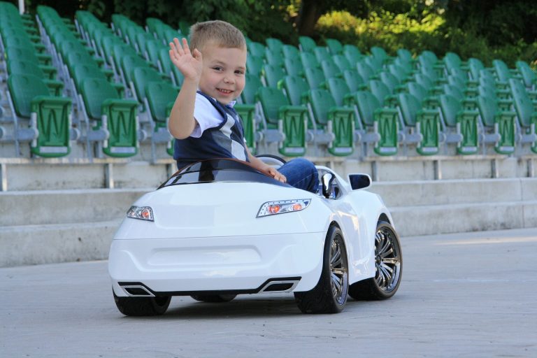 Samochodziki na akumulatory – czy warto kupić dziecku taką zabawkę?